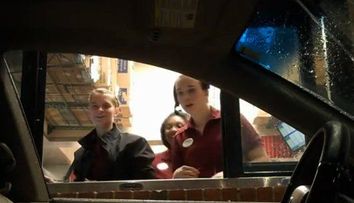 Soferul invizibil comanda mancare la fast food. Farsa amuzanta la care au ras milioane de oameni: VIDEO