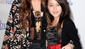 O corupe si pe sora mai mica? Cum reuseste Noah Cyrus sa socheaze la numai 15 ani
