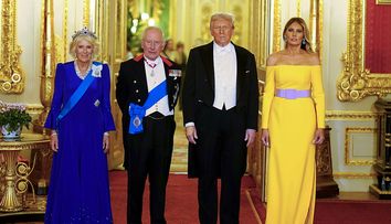 De ce Melania Trump nu a făcut reverență în fața Familiei Regale. Prima Doamnă a SUA a salutat Regele și Regina cu o strângere de mână