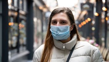 Cât de folositoare este masca în timpul pandemiei de coronavirus? Explicațiile unui medic român