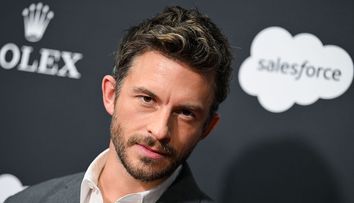 „Cel mai sexy bărbat în viață” nu se ascunde! A recunoscut relația: „Există un bărbat minunat în viața mea”. De ce nu vrea Jonathan Bailey să dezvăluie cel mai mare secret: Cine e iubitul lui