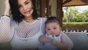 Fiica lui Kylie Jenner, în vârstă de 5 luni, are pantofi personalizați. Cât investește vedeta în garderoba fiicei sale