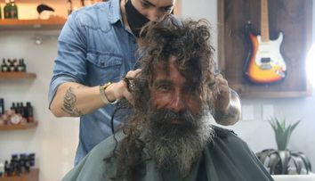Un bărbat fără adăpost și-a reîntâlnit familia care îl credea mort de 10 ani. Totul se datorează faptului că s-a tuns