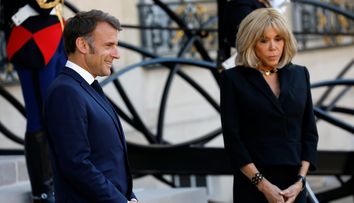 Zvonurile despre homosexualitate și presupusele fotografii compromițătoare care bântuie căsnicia lui Macron: după palma de la Brigitte, ies la iveală detalii neașteptate despre relația lor
