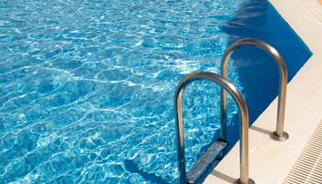 O fata de 11 ani, aflată în vacanță în Italia cu părinții, a murit după ce i s-a prins părul în scurgerea unei piscine. Cum s-a întâmplat tragedia