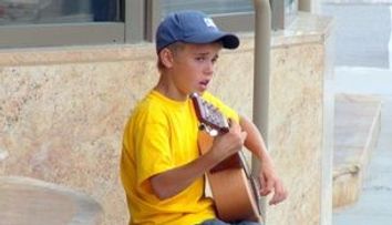 FOTO EXCLUSIV! Vezi poze cu Justin Bieber pe vremea cand canta pe strada pentru bani!