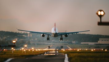 Pilotul unui avion, care transporta 121 de persoane, a leșinat imediat după aterizare. Ce s-a întâmplat cu pasagerii