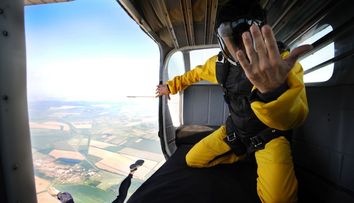 O femeie de 32 de ani și-a filmat propria moarte după ce i s-a blocat parașuta și s-a prăbușit de la 3600 m