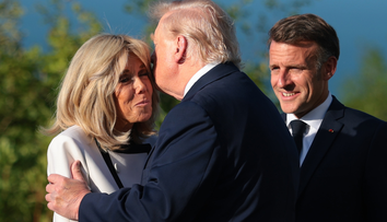 Momentul viral dintre Donald Trump și Brigitte Macron. Ce i-a șoptit președintele SUA, la ureche, Primei Doamne a Franței