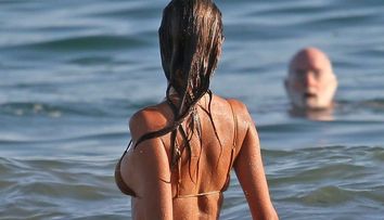 Spectacol la plajă asigurat de Alessandra Ambrosio. Apariția cu care modelul a făcut senzație
