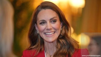 Kate Middleton, surprinsă singură la volan, fără convoi oficial sau escortă vizibilă, deși purta pantofi cu toc de 10 cm. Și-a ținut singură umbrela în ploaie