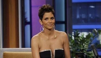 Halle Berry a atras atentia cu un decolteu generos in emisiunea lui Jay Leno: actrita a confirmat ca va juca in noul film X-men