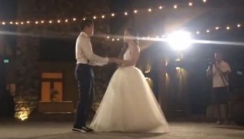 Parea un dans romantic al mirilor, dar totul s-a transformat intr-o secunda. Ce s-a intamplat cu rochia miresei