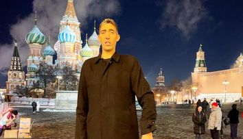 Cel mai înalt bărbat din lume își caută iubită în Rusia. Ce calități ar trebui să aibă viitoarea lui soție