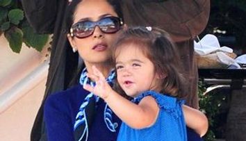 Salma Hayek si-a invatat fetita sa strige “Viva Mexico”! la Mondiale!