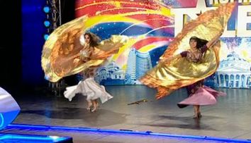 Mama si fiica danseaza din buric la 