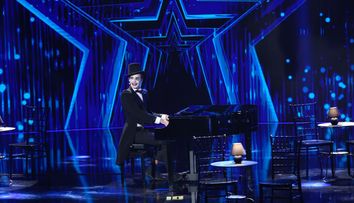 Românii au talent 2020: Radu Mateucă a combinat actoria cu cântatul la pian