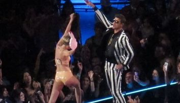 Miley Cyrus si-a pierdut orice urma de bun simt. Gesturile si tinutele ei indecente de pe scena MTV VMA fac inconjurul internetului