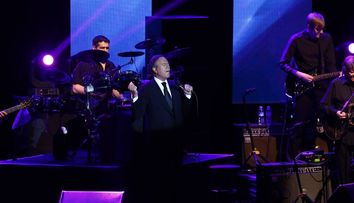 „M-a folosit aproape în fiecare noapte”! Julio Iglesias este acuzat de agresiune sexuală şi viol de către două angajate VIDEO