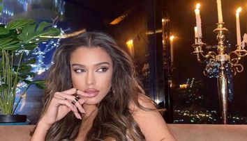 Karmen, apariție fermecătoare pe plajele din Dubai. Costumul de baie cu care a atras toate privirile