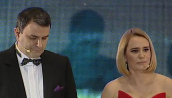 Andreea Esca, eleganta intr-o rochie rosie, cu umerii goi, la Gala Mediafax 2013. FOTO