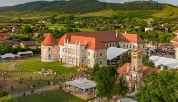Începe Electric Castle, festivalul în care fiecare minut se trăiește la maxim. Te așteaptă un club de comedie și film, întâlniri cu personalități și zeci de activități pentru o zi de neuitat