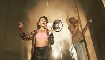 Asa ceva ar da fiori oricui. Ce a aflat Nicole Cherry la filmarile celui mai nou videoclip