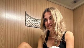 Anca Țurcașiu s-a pozat într-o ipostază sexy în cușeta CFR. A postat imaginile online, după care le-a șters repede