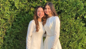 VIDEO Laura Bretan, botezată în biserică la 19 ani, alături de sora ei mai mică. „Ne-am decis”