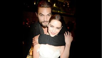 Emilia Clarke, poză în cada lui Jason Momoa de ziua lui. „Cu tine mă simt cu 60 cm mai mică”