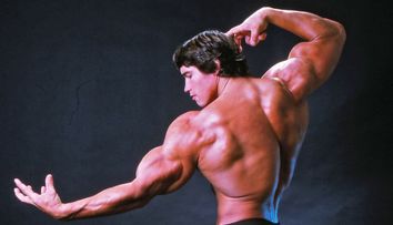 Așa tată, așa fiu. Joseph Baena a pozat în 2019 exact ca Arnold Schwarzenegger în 1976