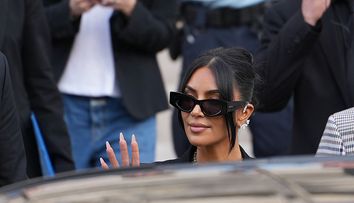 Aroganță maximă: Kim Kardashian, cu un diamant de 3 milioane $, la procesul în care depune mărturie pentru jaful de 10 milioane $