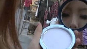 Povestea fetei care nu s-a demachiat timp de 2 ani. Cum arata dupa ce si-a dat 