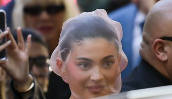 „Nu înțeleg de ce și-a pus un prezervativ pe față”. Kylie Jenner, ridiculizată pentru look-ul bizar de la Paris Fashion Week