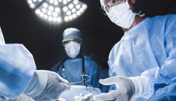 Un bărbat, care avea nevoie de transplant la rinichi și ficat, a primit organele de la un porc modificat genetic. Ce s-a întâmplat după 19 ore de la operație