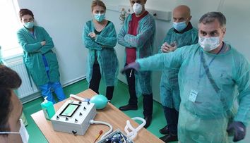 Primul ventilator mecanic pentru bolnavii de Covid-19, produs în România, ajunge în spitale