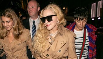 Madonna a pozat nud la 61 de ani pentru fanii ei virtuali. „Fiecare are o cârjă”