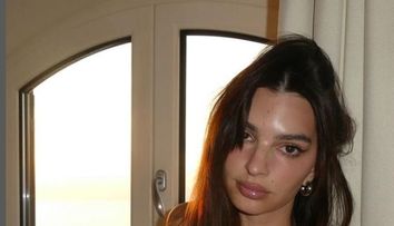 Cât de decoltată a apărut Emily Ratajkowski pe stradă, la plimbare: 