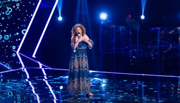 Vocea României 2024, 4 octombrie. Emoție la superlativ la Vocea României. Gabriela Dandeș a cântat melodia regretatei Laura Stoica: „Vreau să am steaua mea” Deși nu a întors niciun scaun, lacrimile și-au  făcut apariția în platou: „A început să cânte și a fost clar…Horia plânge”