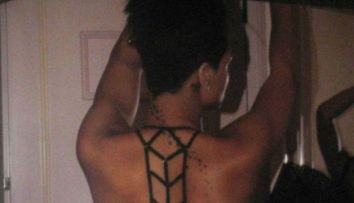 Rihanna cu chilotii la vedere intr-o noua poza compromitatoare! FOTO
