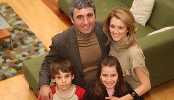Kira Hagi, fiica lui Gheorghe Hagi, s-a lansat in cinematografie. Imaginile in care se saruta cu partenerul ei din film arata ca deja nu mai e un copil
