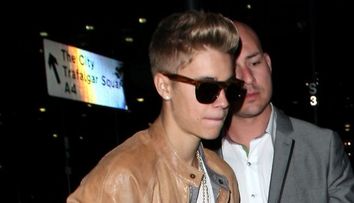 Justin Bieber s-a facut de ras in fata paparazzilor. S-a imbracat exact ca un 