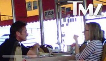 Scarlett Johansson, cu piciorul in poala lui Sean Penn!
