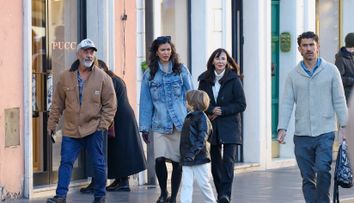 Se apropie de 70 de ani și are nouă copii cu trei femei! Mel Gibson, surprins de paparazzi pe străzile din Roma alături de mezinul familiei! Cât de adorabil este Lars, puștiul de 8 ani