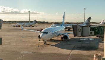 Un bărbat testat pozitiv cu COVID s-a deghizat în soția lui pentru a zbura cu avionul. Cum s-a dat de gol