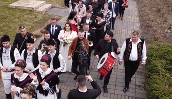 Andrada Tulvan a făcut nuntă ca pe vremuri, cu higheghe și tobă. Căntăreața de muzică populară a mers cu alai până la Starea Civilă