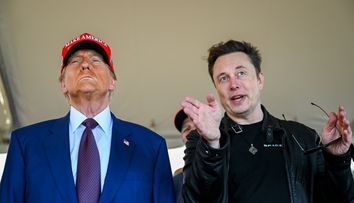 Donald Trump a anunțat că boicotul Tesla este ilegal, iar reacția oamenilor e hilară: ”Deci o să fiu obligat să îmi cumpăr mașina lui Elon Musk, de 80.000 de dolari?”