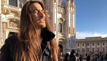 El este „Bărbatul Rapunzel”! Un tânăr din Milano este invidiat de femei pentru părul său lung de 99 cm