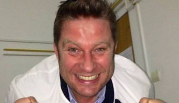 Primele imagini cu fetita nou-nascuta a lui Pavel Bartos. Smiley i-a fost nas, iar imaginea in care o tine in brate a strans peste 100.000 de like-uri