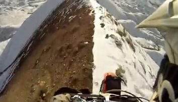 Sa mergi cu motocicleta pe creasta unui munte nu e treaba usoara. VIDEO